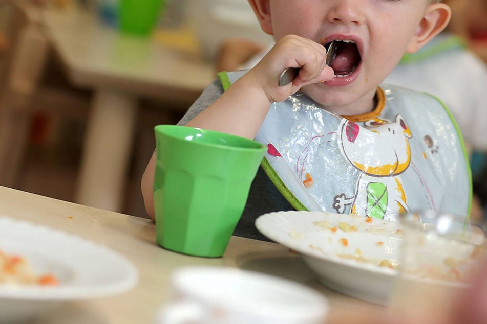 Eine Kita-Leiterin aus Cottbus soll mehrere kleine Kinder zum Essen gezwungen haben. (Symbolbild)