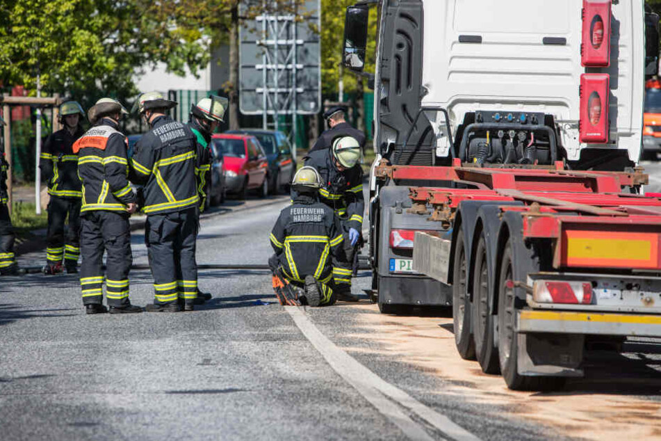 Die Feuerwehr sichtet vor Ort den Schaden am Lastwagen.