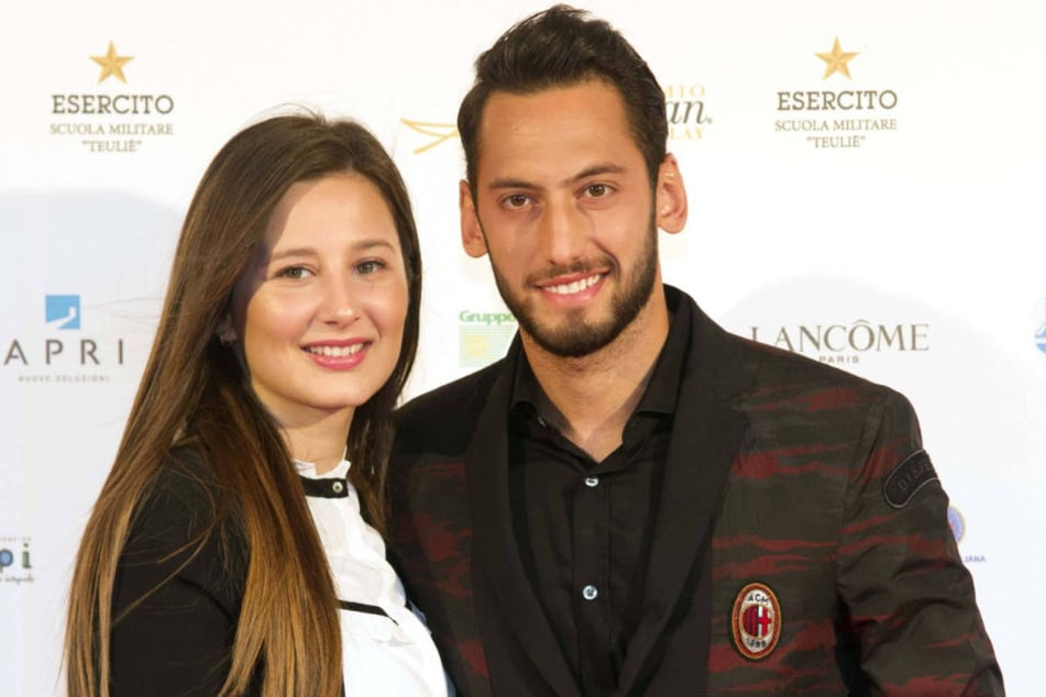Hakan Calhanoglu und seine Sinem bei einer Veranstaltung.