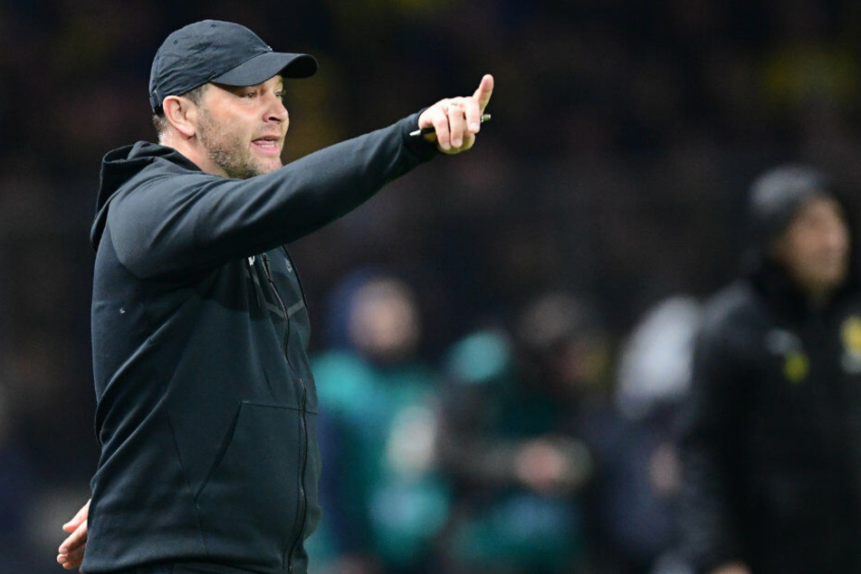 Pal Dardai gibt an der Seitenlinie Anweisungen an seine Mannschaft.