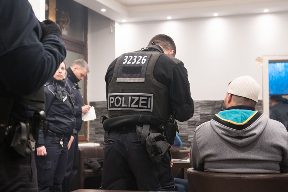 Beamte kontrollieren auch die Gäste.