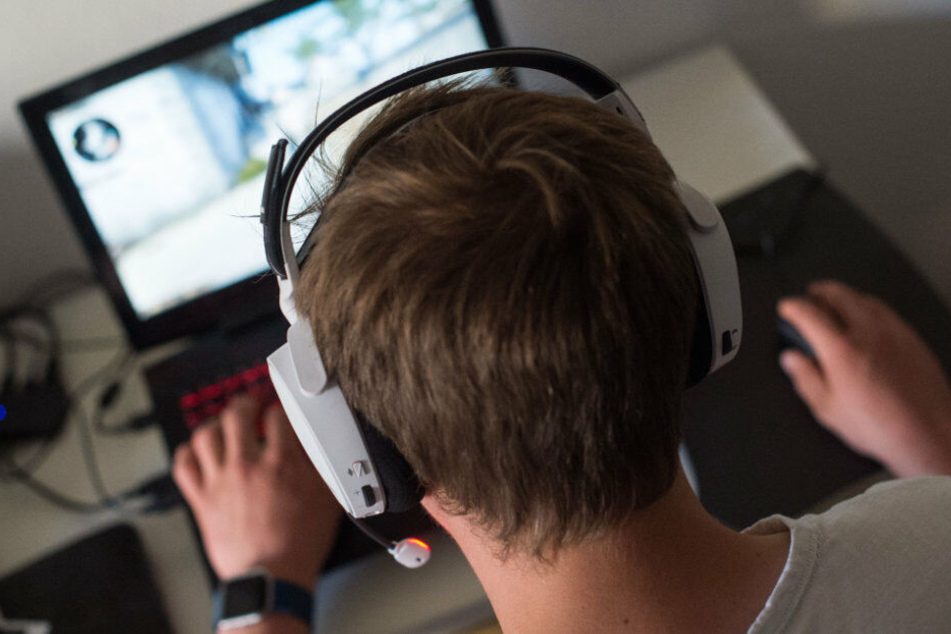 Ein Gamer vor seinem PC: Reul will die Gamerszene beobachten lassen. (Symbolbild)