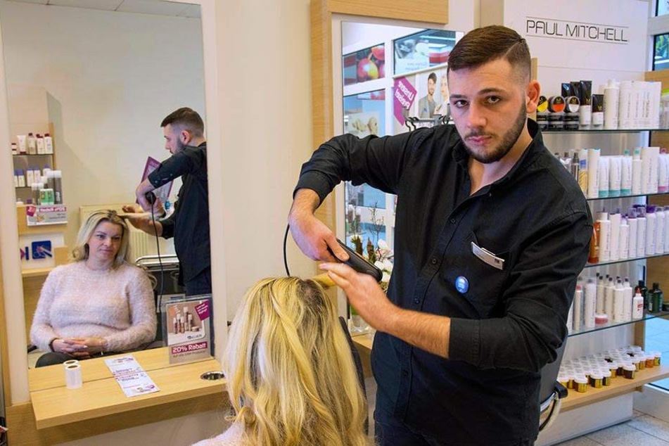 Als Friseur schon ein As: Ovik Manukyan (19) ist beliebt bei Kunden und Kollegen.