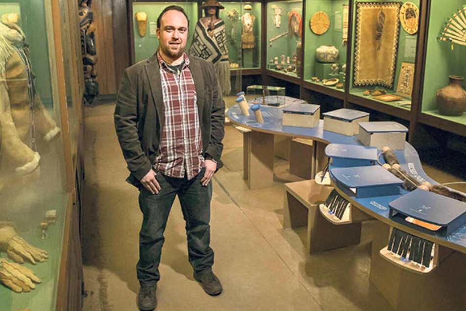Freut sich über die wertvollen indianischen Töpfer-Kunstwerke, die das Karl-May-Museum nächsten Freitag erhalten wird: Kurator Robin Leipold (30).