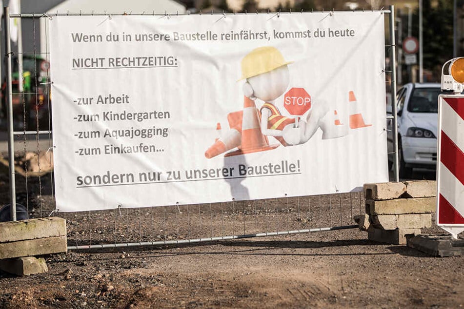 Mit witzigen Plakaten verzierte der Bauleiter seine Baustelle.