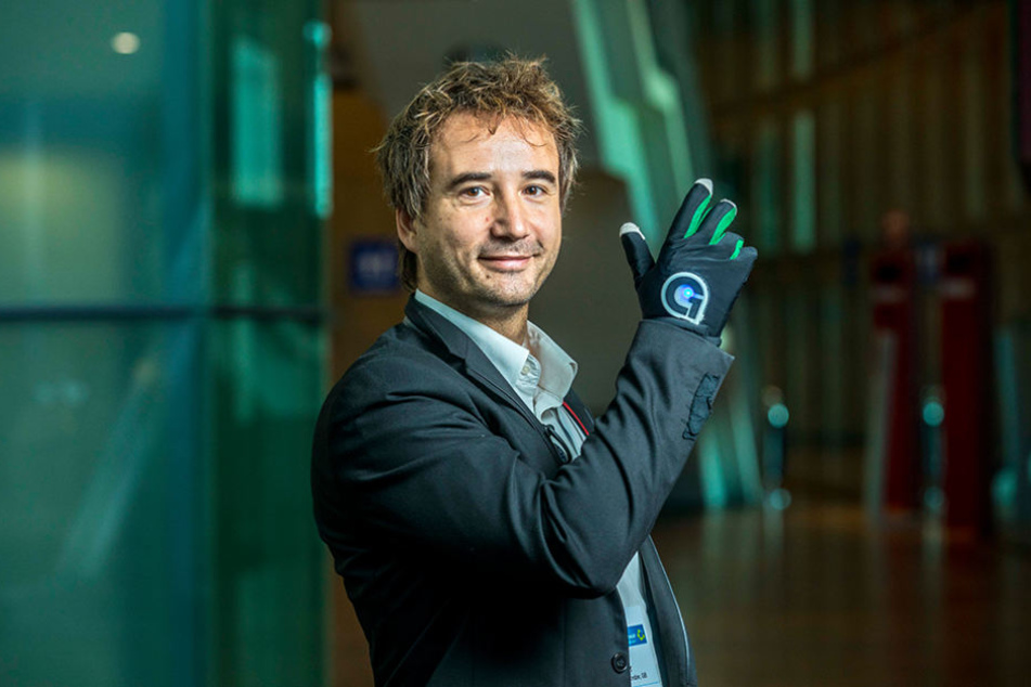 Prof. Micha Dohler (41) mit dem Super-Handschuh "Clove One".