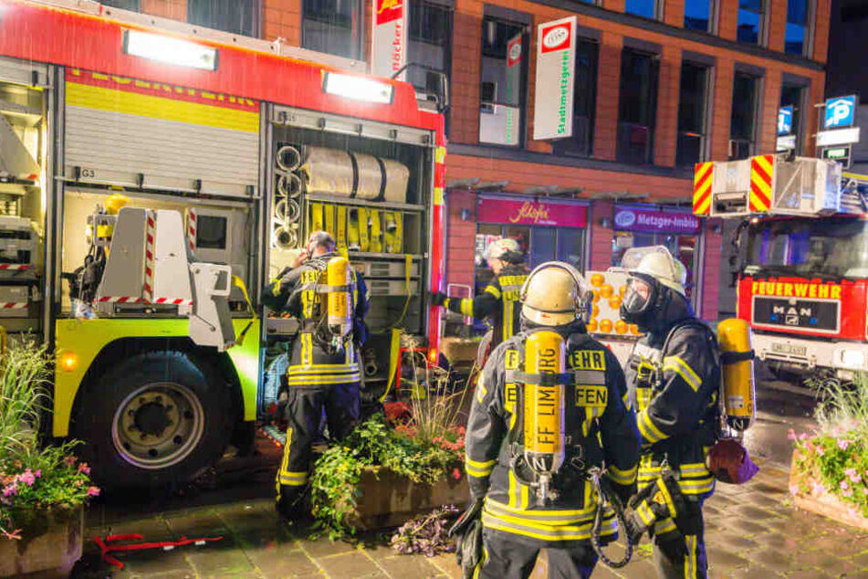 Die Feuerwehr musste mehrere Personen über eine Drehleiter aus dem Haus befreien.