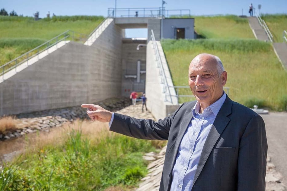 Der Geschäftsführer der Landestalsperrenverwaltung, Heinz Gräfe (61), steht vor der neuen Staumauer.