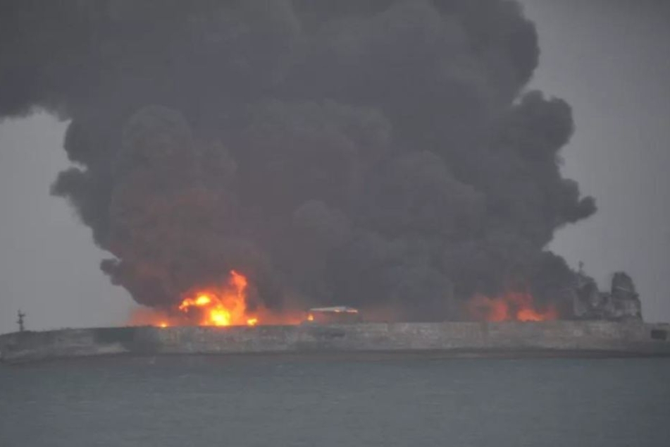 Der komplette Öltanker steht in Flammen.