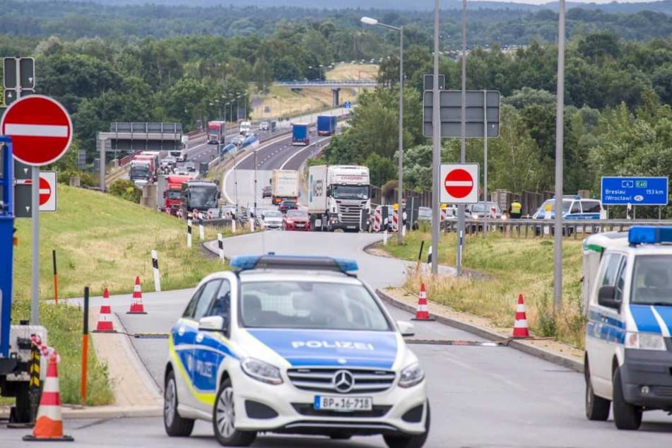 In Ludwigsdorf werden die Fahrzeuge auf den Parkplatz gewinkt. Die Kontrollen erfolgen demnächst auch auf der A 17.