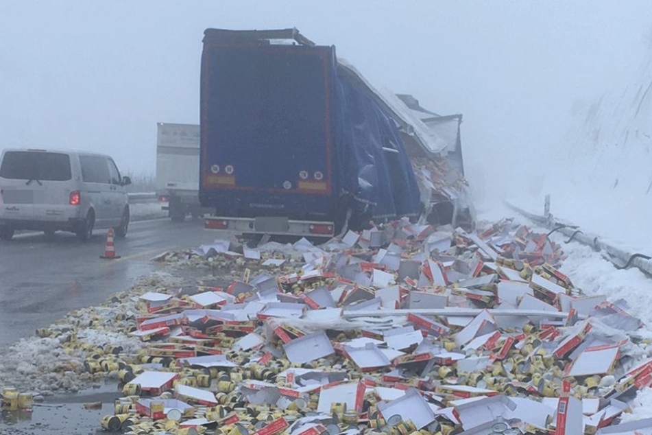 Die Ladung des Lkw verteilte sich auf der A 17.