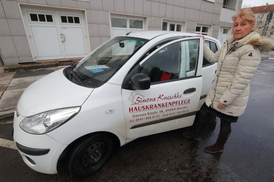Pflegedienst-Chefin Simona Kneschke (58) zeigt eins ihrer demolierten
Autos.
