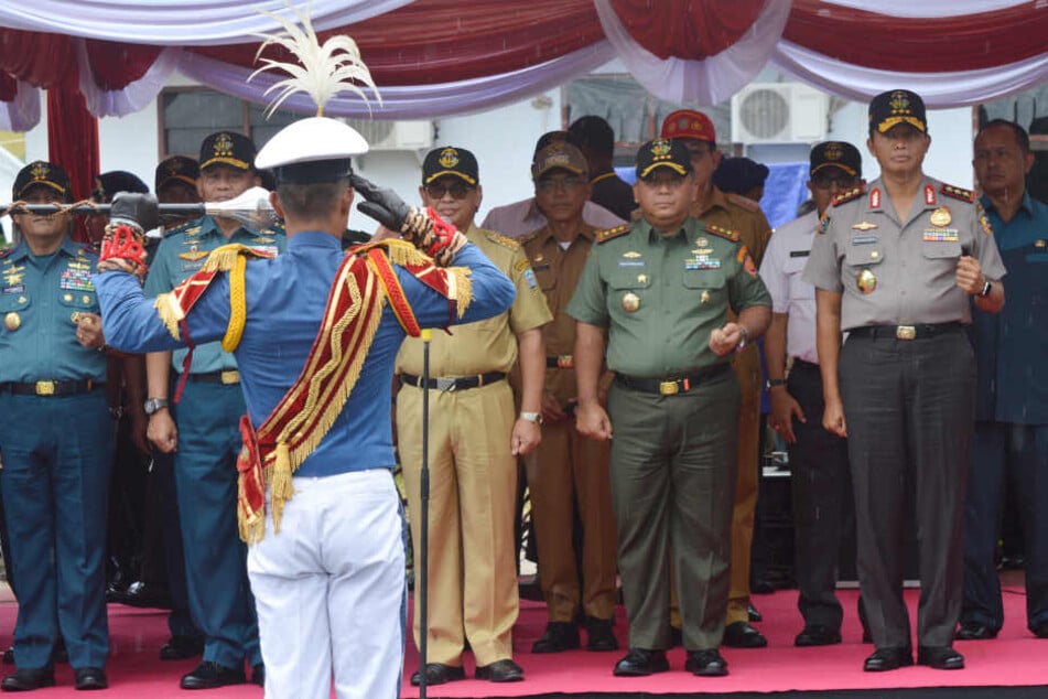 Indonesische Polizisten während einer Veranstaltung.