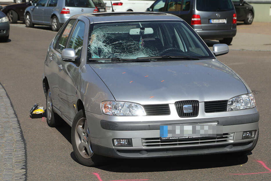 Die Windschutzscheibe des Seat wurde durch den Unfall zerstört.