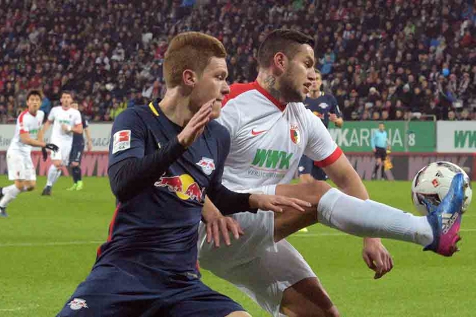 Augsburgs Raul Bobadilla (r.) und Marcel Halstenberg kämpfen um den Ball.