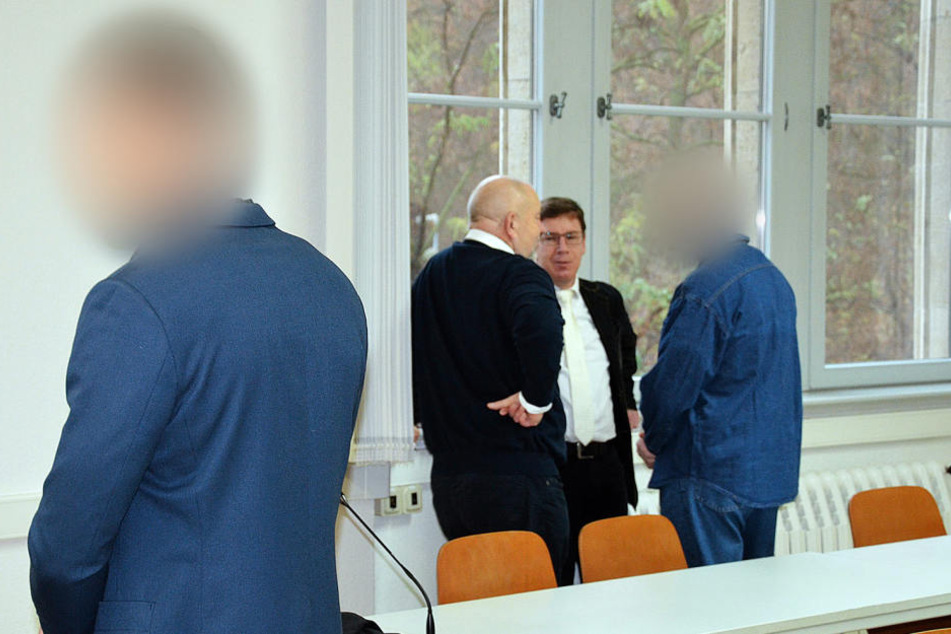 Die beiden Angeklagten im Gerichtssaal.