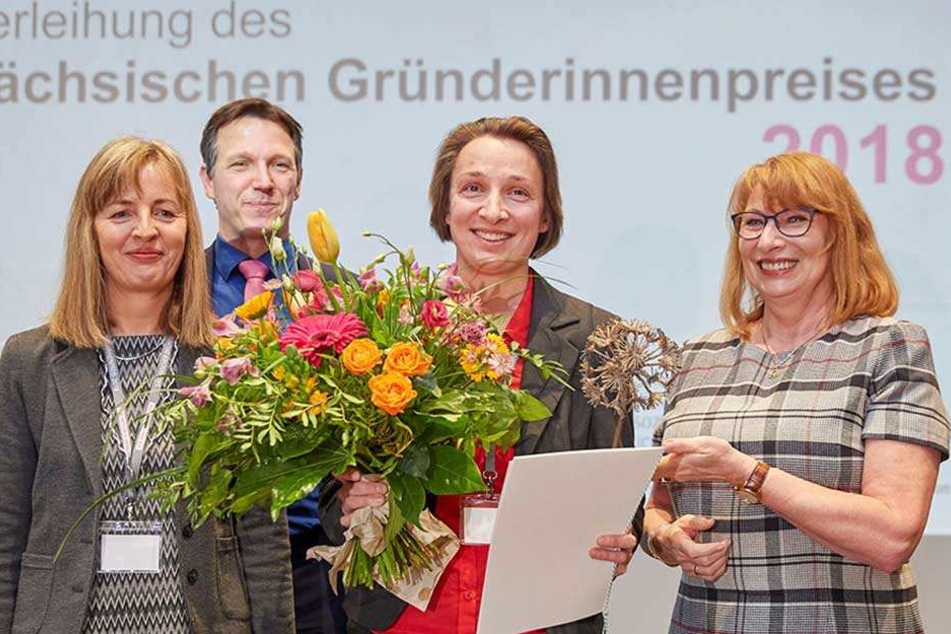 2018-Siegerin Susann Mütze (M.) aus Kamenz. Manuela Salewski (l.) von der Handwerkskammer hielt die Laudatio. Marketing-Professor Ralph Sonntag und Gleichstellungs-Ministerin Petra Köpping (r.) gratulierten.