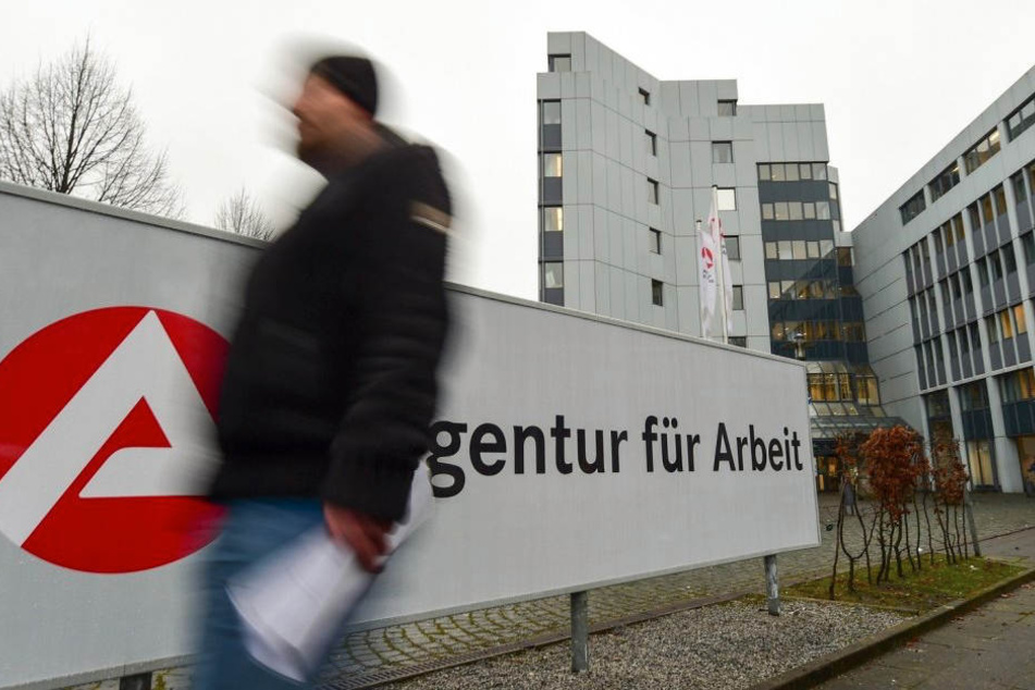Viele Bielefelder suchen sich neben ihrer regulären Arbeit noch einen Minijob.
