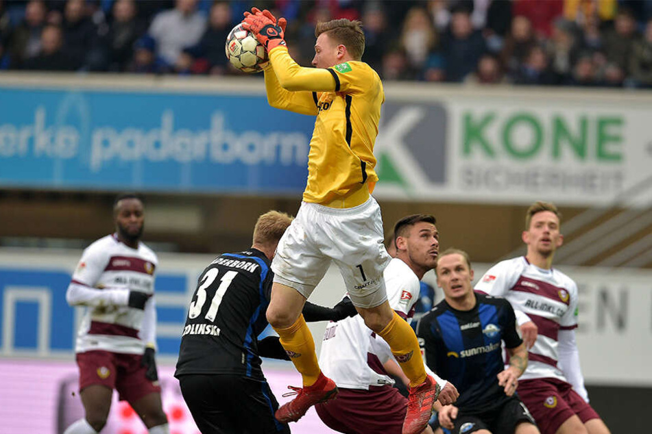 Markus Schubert konnte beim 0:3 in Paderborn zwar Dynamos Niederlage nicht verhindern, ein totales Debakel dagegen schon.