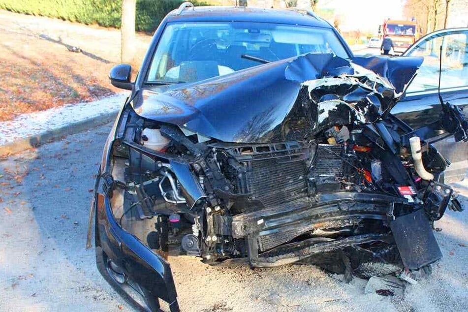 Der Fahrer des VW wurde schwer verletzt. Das Auto erlitt einen Totalschaden.