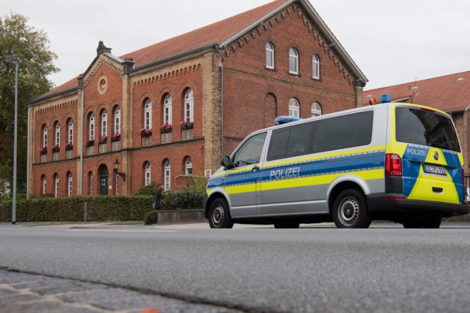 Ein Fahrzeug der Polizei steht vor dem Amtsgericht.