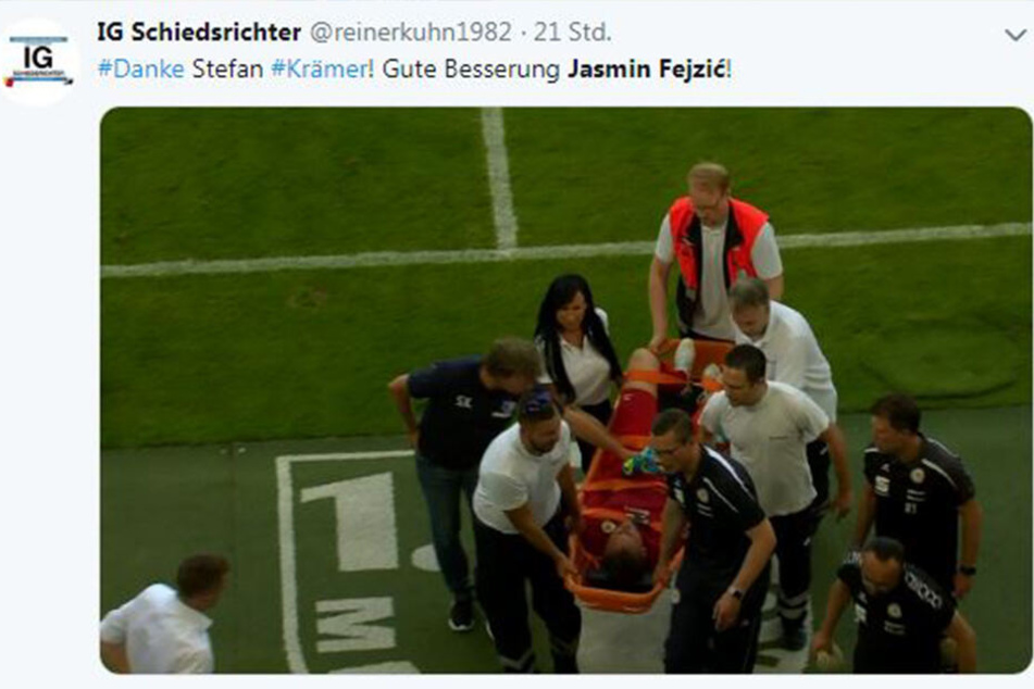 Braunschweig-Keeper Fejzic wird von den Rettungssanitätern vom Platz getragen.