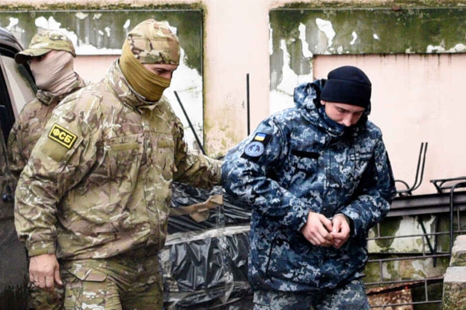 Ein russischer Soldat bringt den Gefangenen an einen unbekannten Ort.