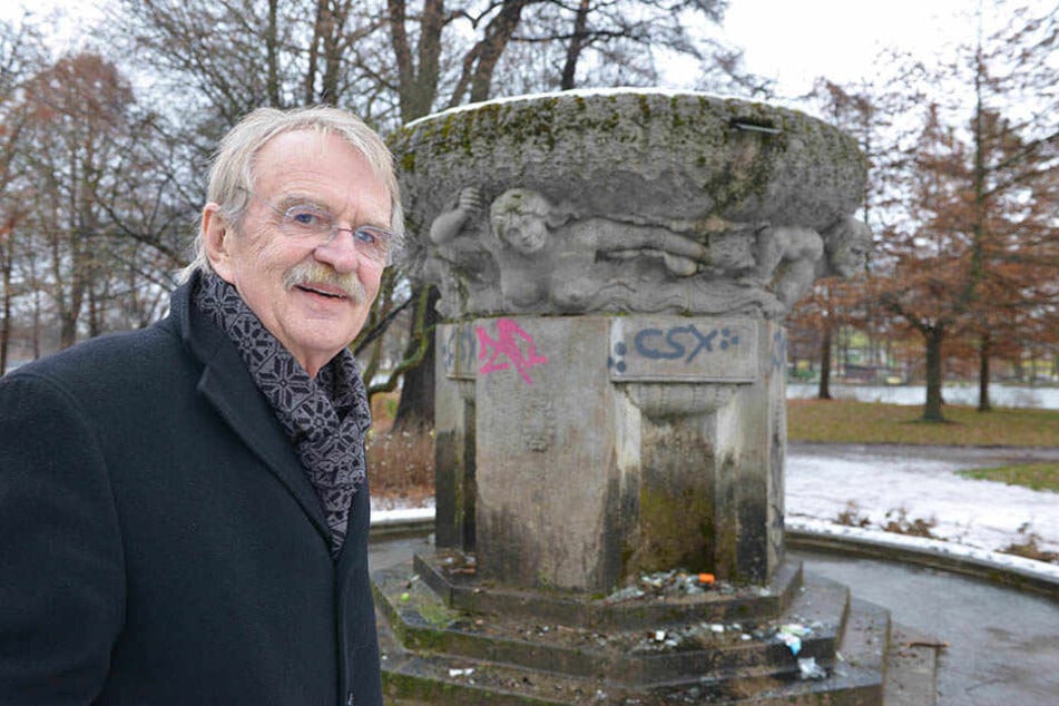 Dieter Füsslein (76, FDP) am 1913 errichtetet "Müller-Zipper-Brunnen" zu Ehren von Bürgermeister Johann Friedrich Müller (1812-1878) und Stadtrat Robert Zipper (1814-1884).