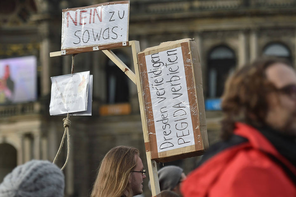 Auch PEGIDA-Gegner nahmen den Galgen aufs Korn und bastelten davon ihre eigene Version.