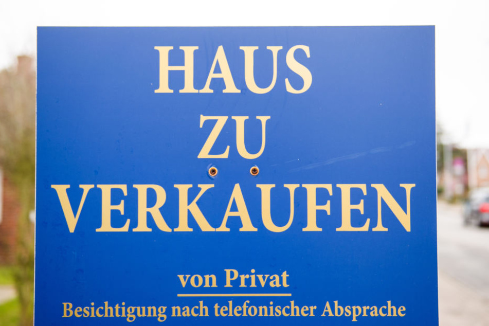 Die Bande hatte heruntergekommene Immobilien als Vorzeigeobjekte ausgegeben. (Symbolbild)