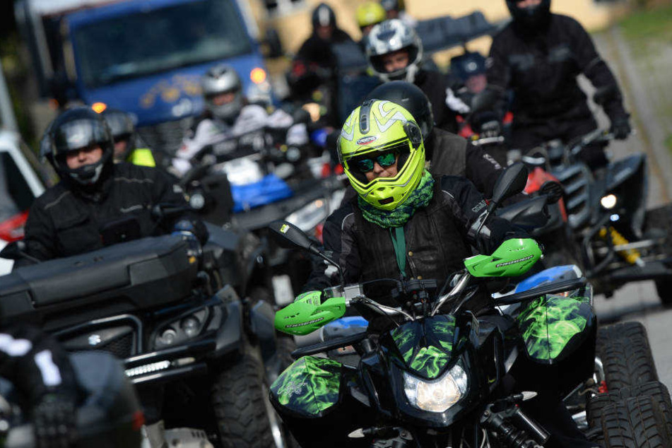 Bei einem illegalen Rennen zwischen einem Audi und einem Quad sind zwei Menschen schwer verletzt worden. (Symbolbild)