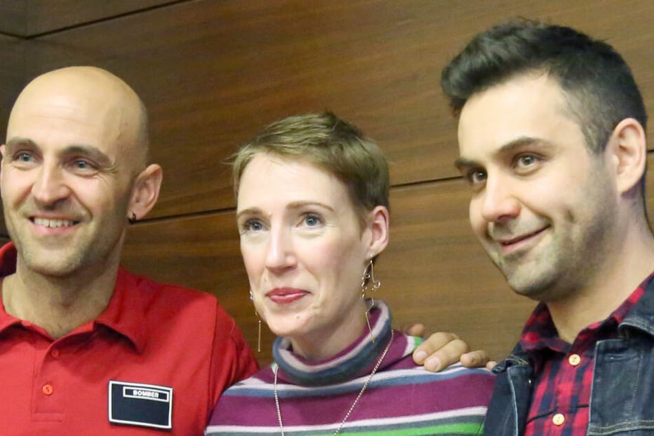 Audrey Mash (34) posiert mit ihrem Mann (r.) und einem ihrer Retter.