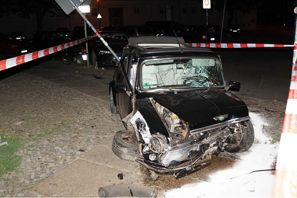 Der nostalgische Mini wird nicht mehr zu retten sein. Totalschaden!