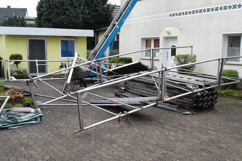 Das Baugerüst löste sich plötzlich von der Wand.