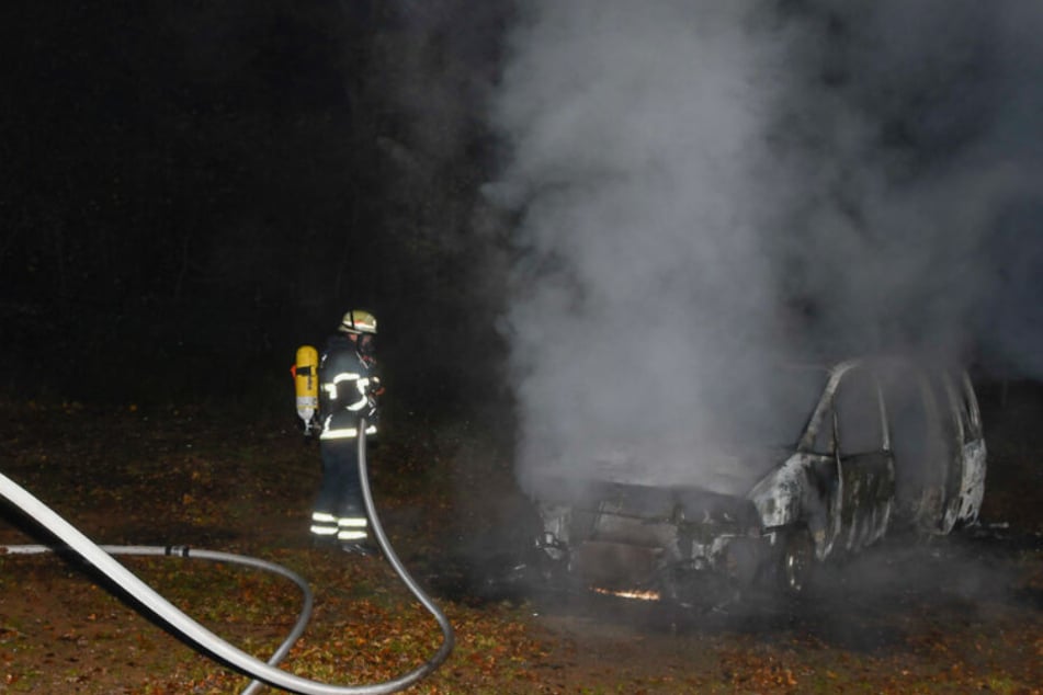 Das Auto geriet mitten auf einem Fußballplatz in Brand.