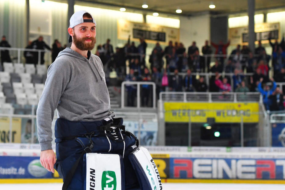 Nach dem Sieg gab's für Florian Proske kein Halten mehr. Ausgelassen feierte der gebürtige Weißwasseraner mit den Dresdner Fans den Löwen-Sieg.