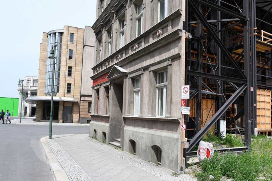 Alles nur Fassade: Hinter den Hausmauern stehen nur Stahlgerüste.