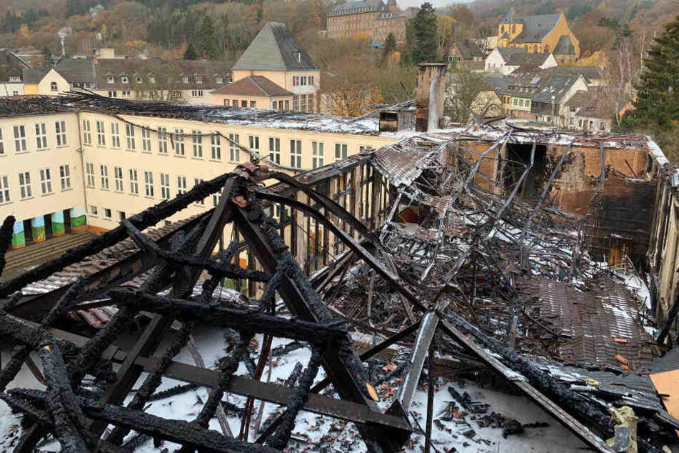 Der Dachstuhl im ältesten Teil des Johannes-Sturmius-Gymnasiums ist unter anderem zerstört worden.