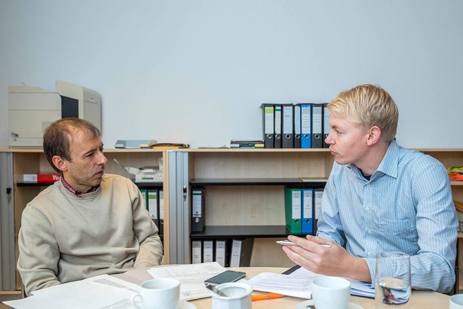 Ehrenamtskoordinator Clemens Hirschwald (53, li.) im Gespräch mit TAG24-Reporter Dominik Brüggemann.