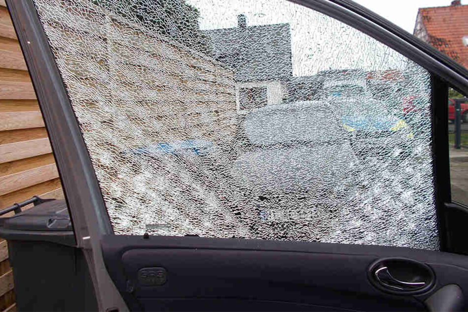 Der Unbekannte traf mit einer Kugel die Scheibe des Mercedes. Die Fahrerin erlitt einen Schock.