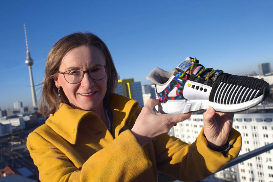 BVG-Chefin Sigrid Nikutta mit einem der stylischen Sneaker.