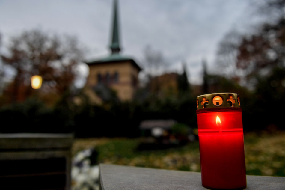 Der Friedhof Ohlsdorf ist der gößte Parkfriedhof der Welt (Archivbild).