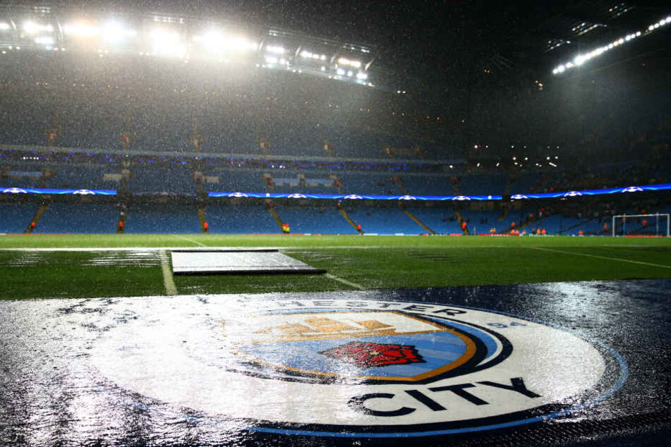 Land unter in Manchester. Bei diesen Wetterbedingungen ist an Fußball nicht zu denken.