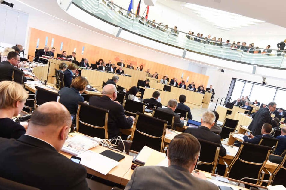 Die Legislaturperiode des aktuellen Landtags in Wiesbaden (Archivbild) endet erst Anfang 2019.