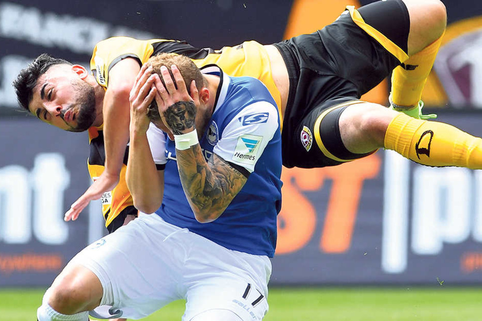 Da liegt er quer in der Luft: Aias Aosman rasselt im Spiel gegenArminia Bielefeld mit Christoph Hemlein zusammen.