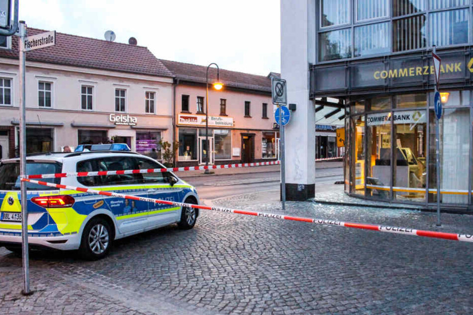 Gesprengter Geldautomat in einer Filiale der Commerzbank in Oranienburg.