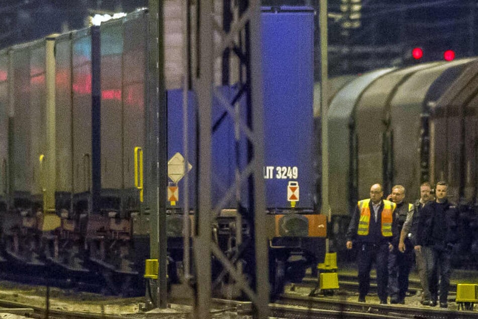 Polizisten begutachten nach dem Unfall die Unglücksstelle.