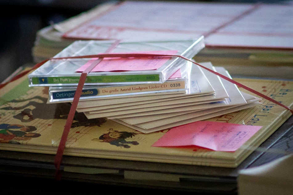 Musik-CD's, Kinderbücher und Gerichtsakten liegen auf dem Richtertisch zu Beginn des Verhandlungstermins.