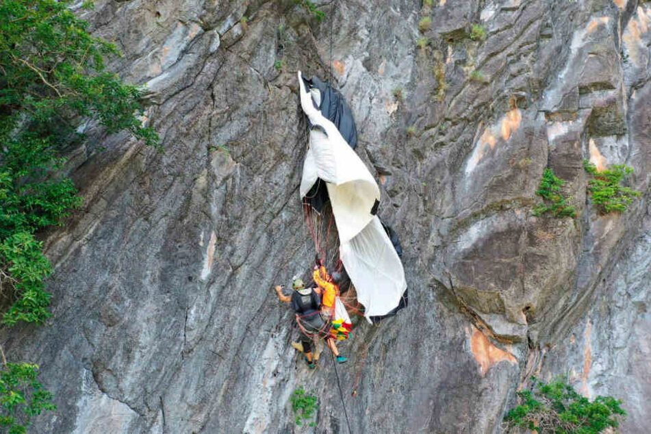 Im Süden Thailands hat der Basejumper Medienberichten zufolge stundenlang an einer steilen Felswand festgehangen.