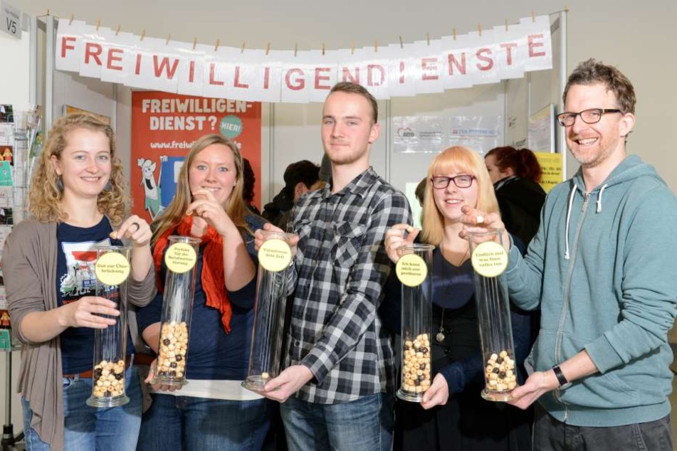 Am Stand V5 geben Pia (26), Isabell (24), Ben (18), Tina (19) und Florian
(39, v.l.n.r.) Tipps zu sozialen Freiwilligendiensten.